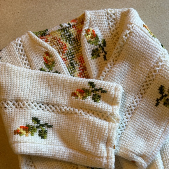 Retro Roses Granny Sweater - Picture 4 of 7